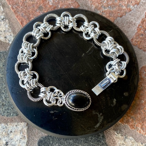 Maille onyx bracelet . Handmade maille chain & genuine onyx gemstone clasp - Picture 9 of 15